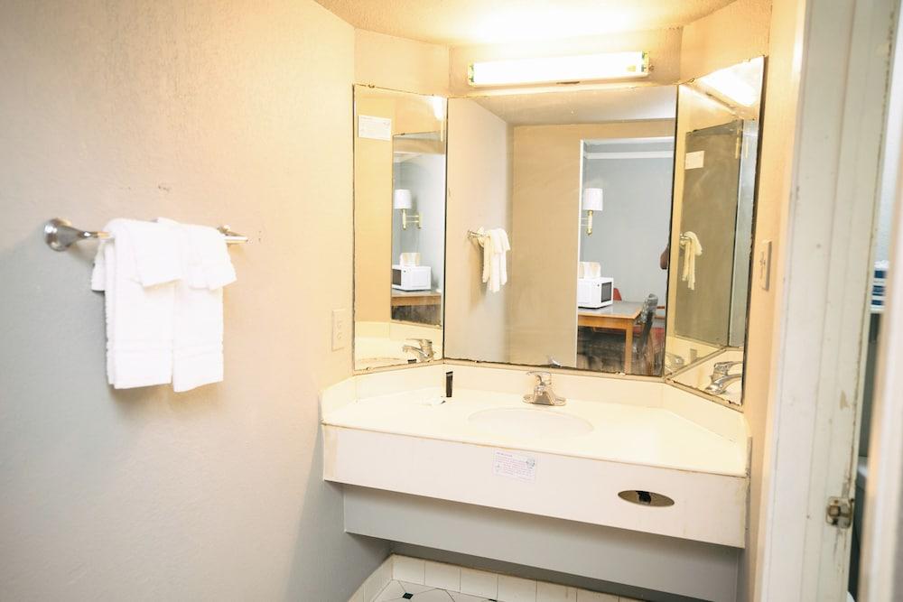 Guest Inn & Suites photo 14