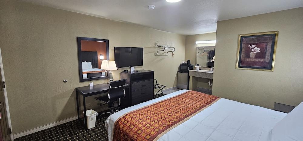 Deluxe Inn Motel photo 16