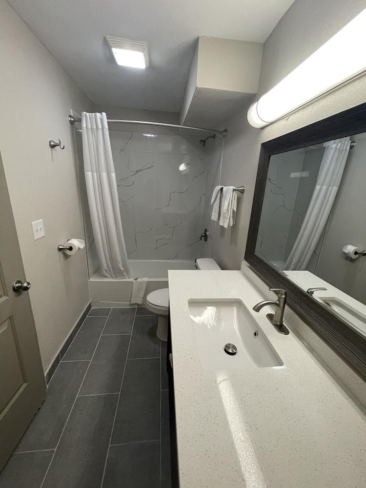 Baymont by Wyndham Dothan photo 23
