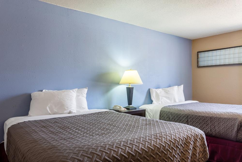 Motel 6 Concordia, MO photo 9