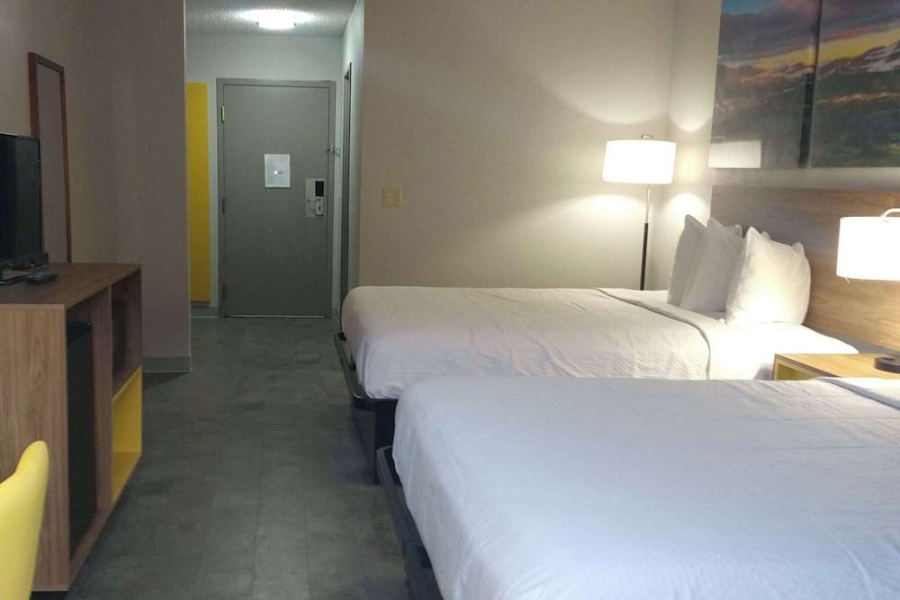 Days Inn by Wyndham Rawlins photo 32