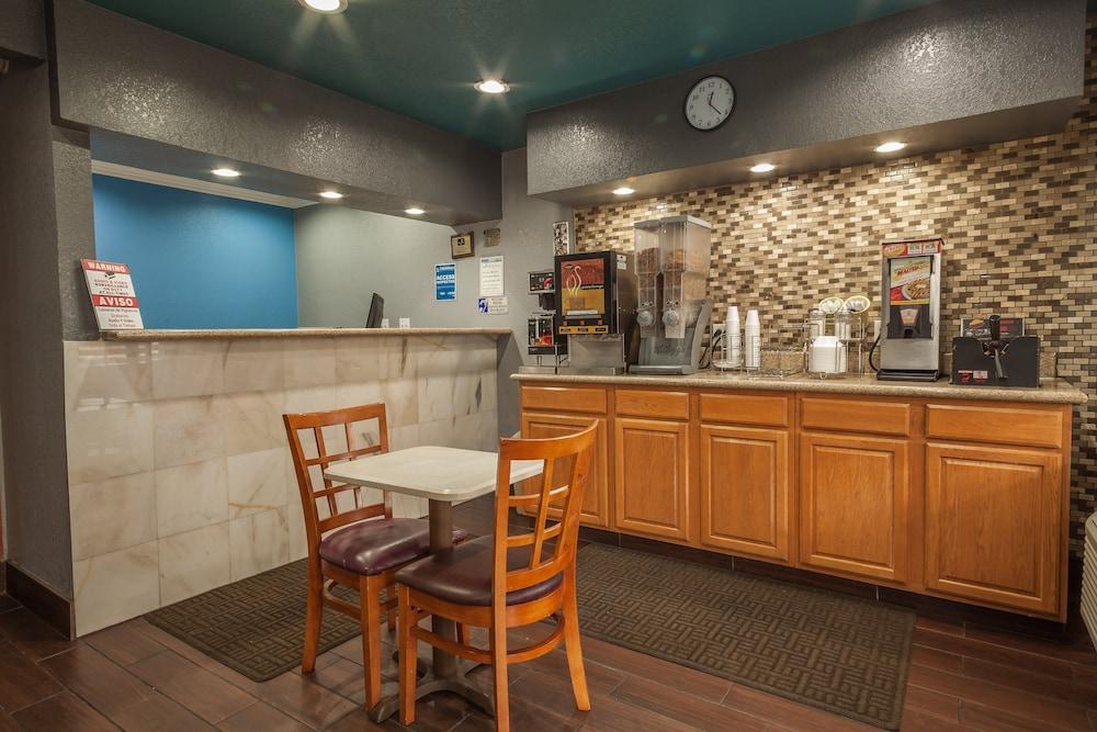 Vagabond Inn Hemet photo 19