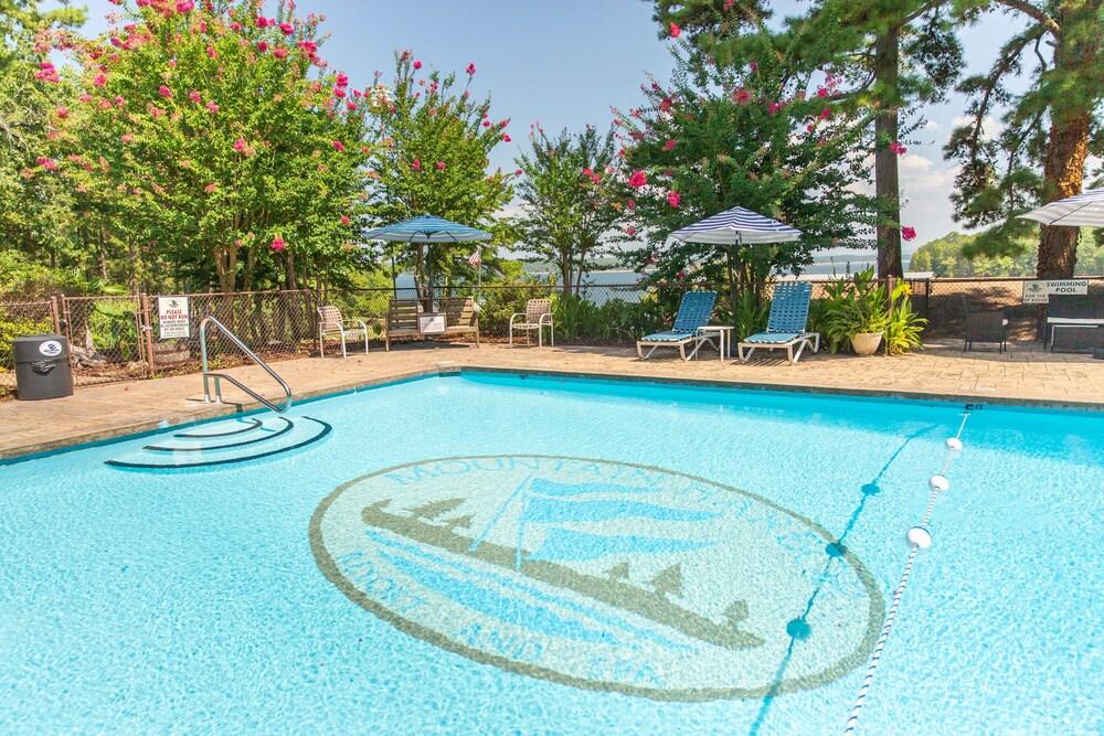 King Guest Room located at the entrance to Mountain Harbor just 2 1/2 miles from Lake Ouachita. by RedAwning photo 11