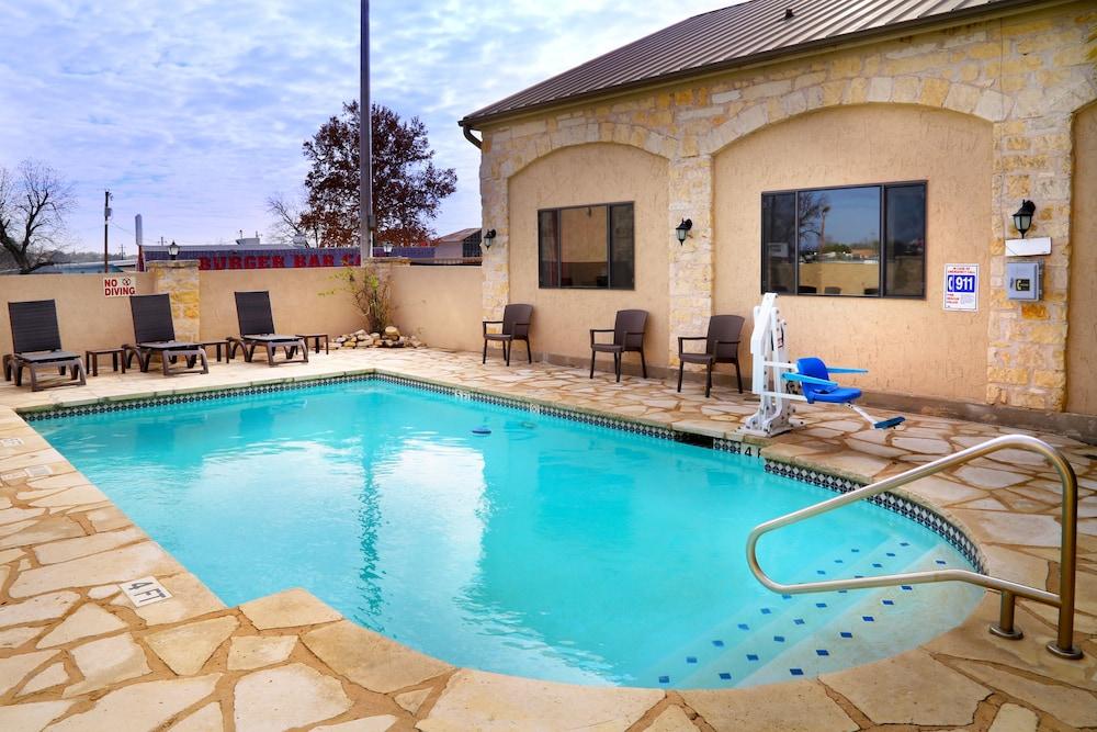 Days Inn & Suites by Wyndham Llano photo 40