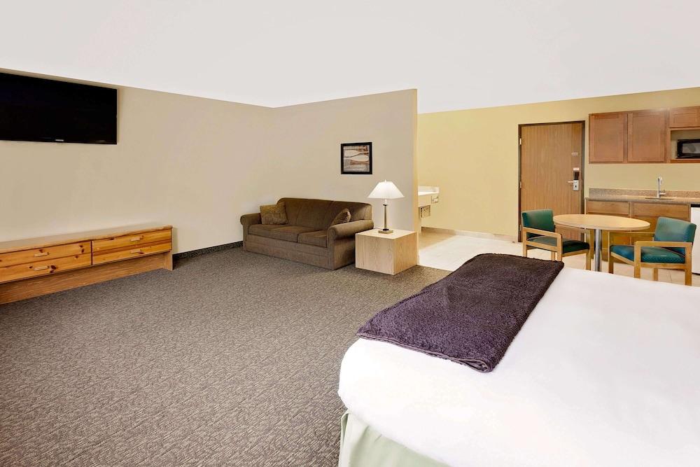 Days Inn by Wyndham Cadillac photo 17