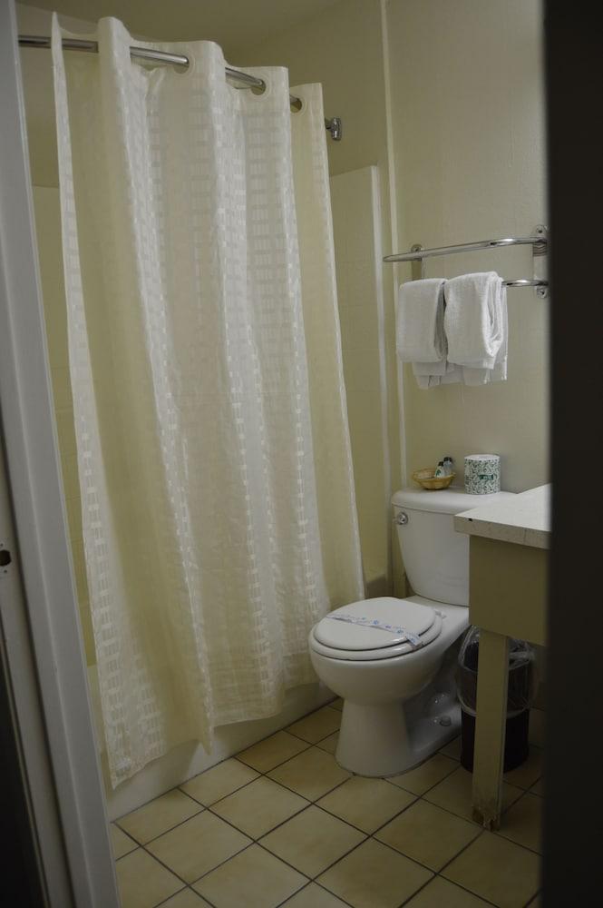 Town House Motel photo 19