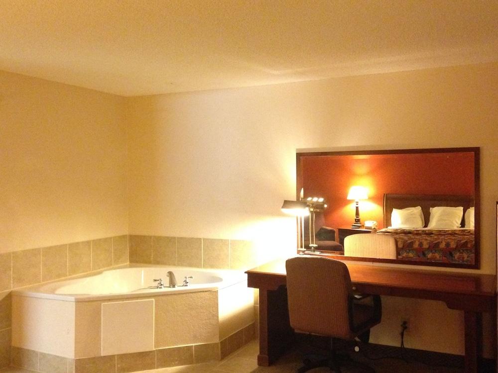 Travelodge by Wyndham Brooklyn Center photo 6