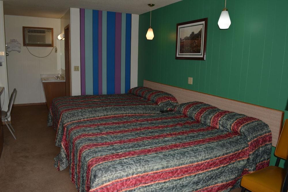 Edgetowner Motel photo 4