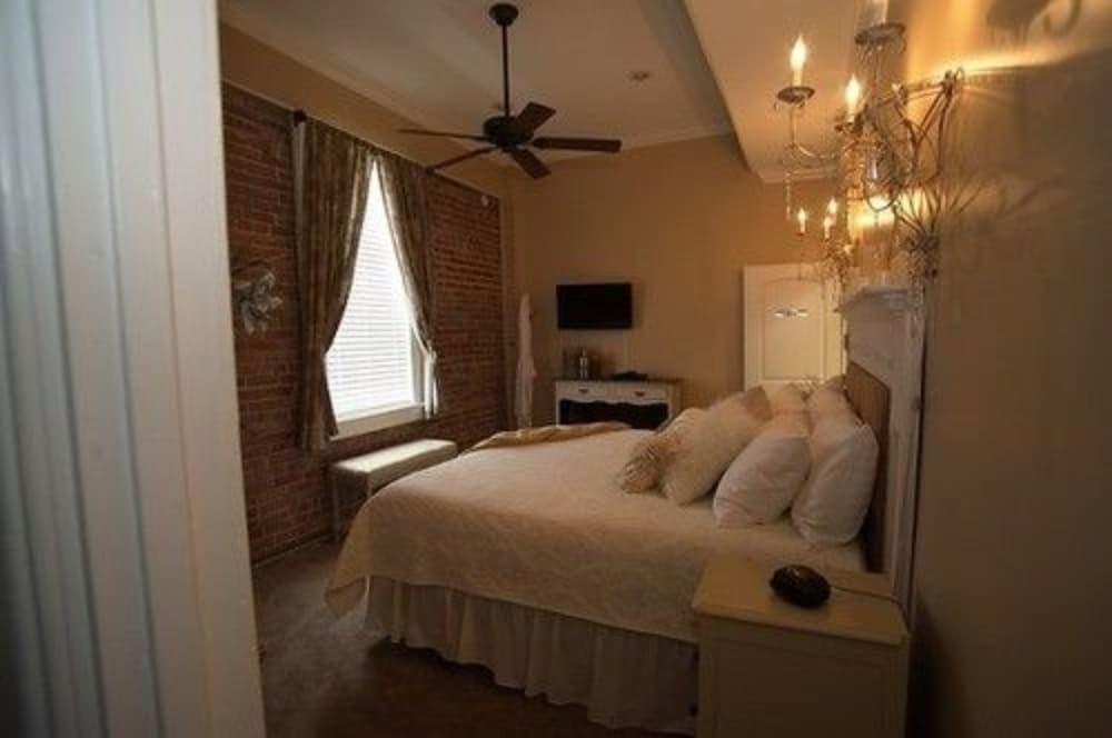Hamilton House Inn photo 10