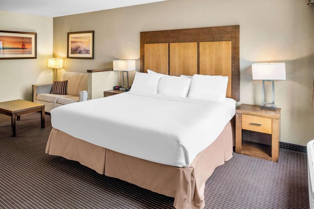 White Pines Inn & Suites photo 19