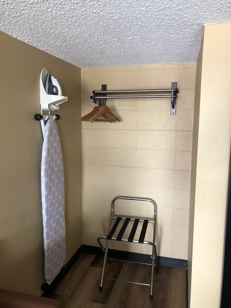 Knight's Inn Motel photo 30