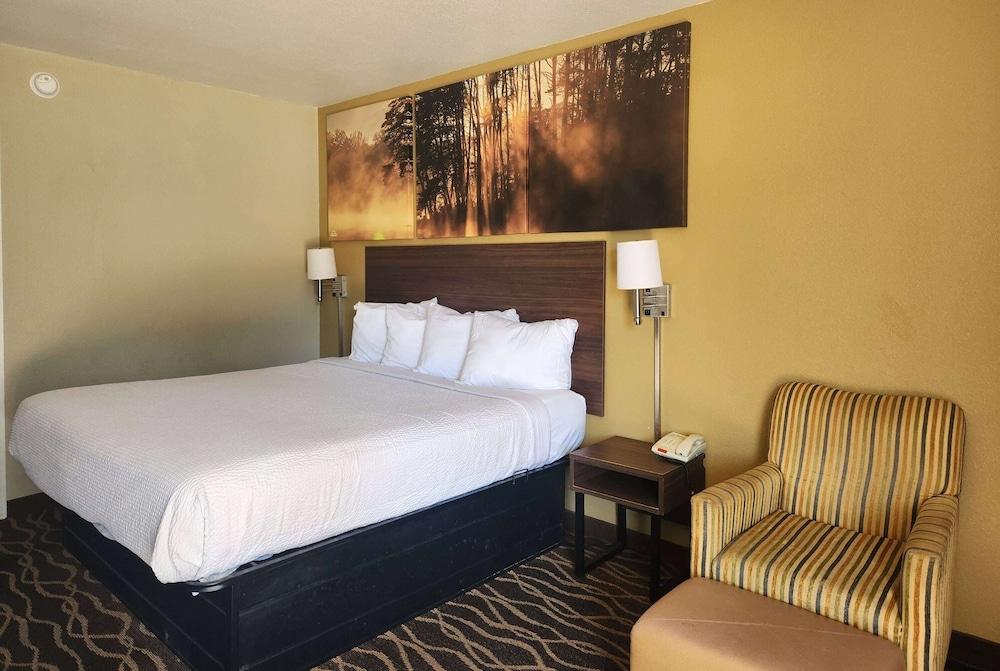 Days Inn by Wyndham Leesville photo 32