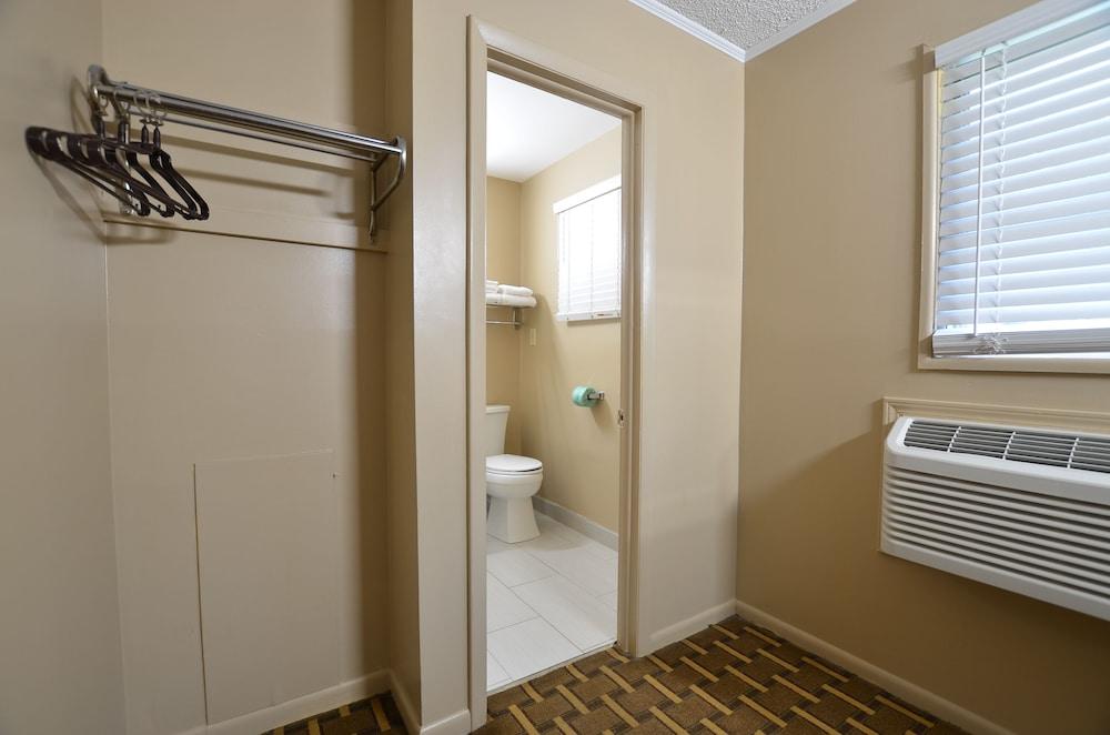 Travelowe's Motel photo 12