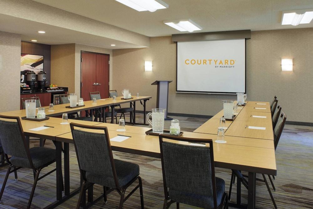 Courtyard by Marriott Detroit Dearborn photo 29