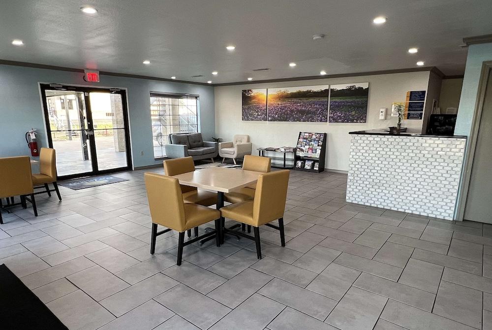 Days Inn by Wyndham Canton photo 8