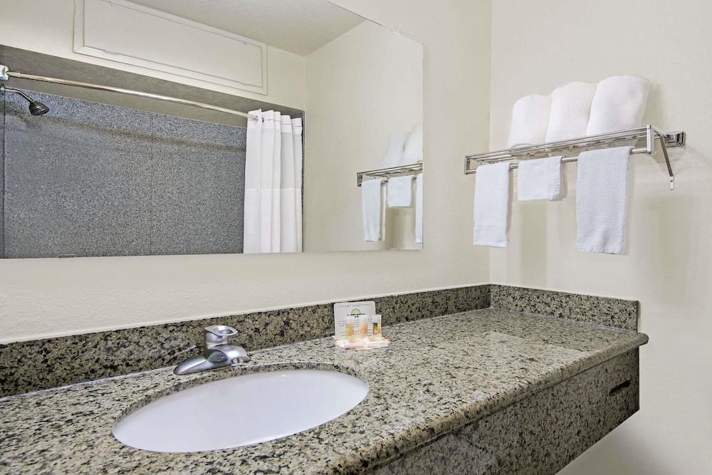 Days Inn by Wyndham Van Horn TX photo 18