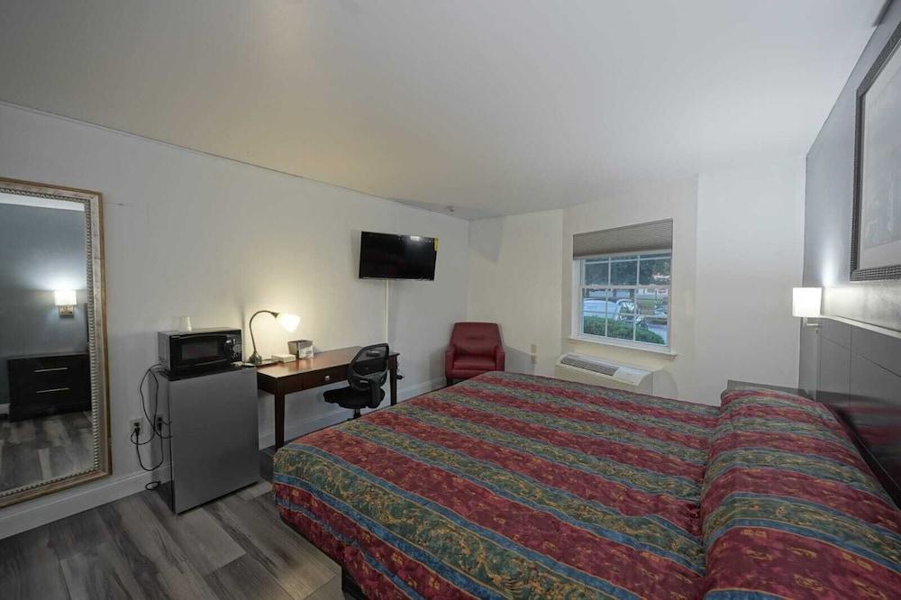 Greenwoods Inn & Suites photo 2