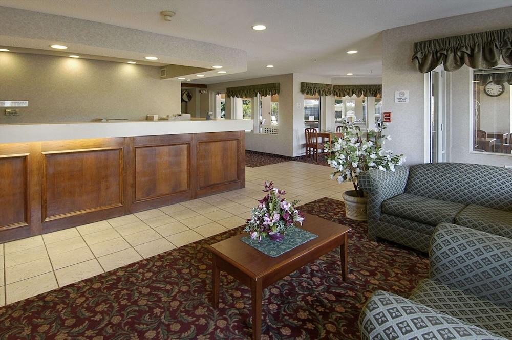 Baymont by Wyndham Dowagiac photo 2