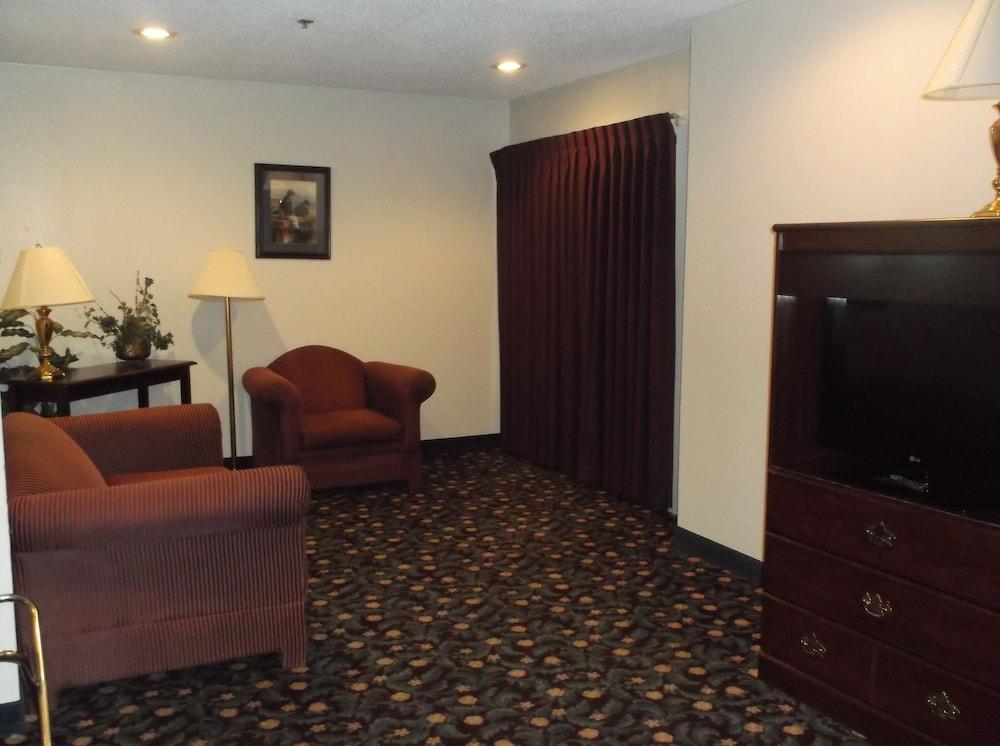 Baymont by Wyndham Metropolis photo 17