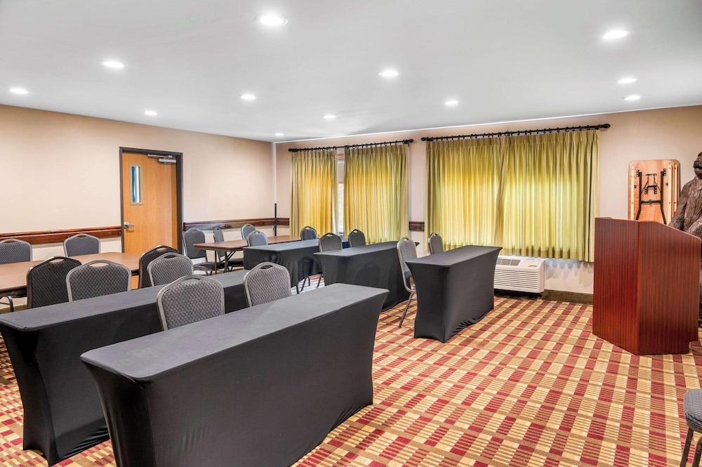 White Pines Inn & Suites photo 49
