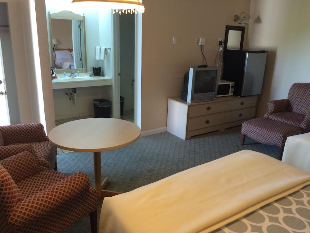 Dixie Plaza Hotel photo 32