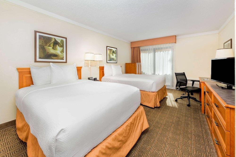 La Quinta Inn & Suites by Wyndham Ft Lauderdale Cypress Cr photo 4