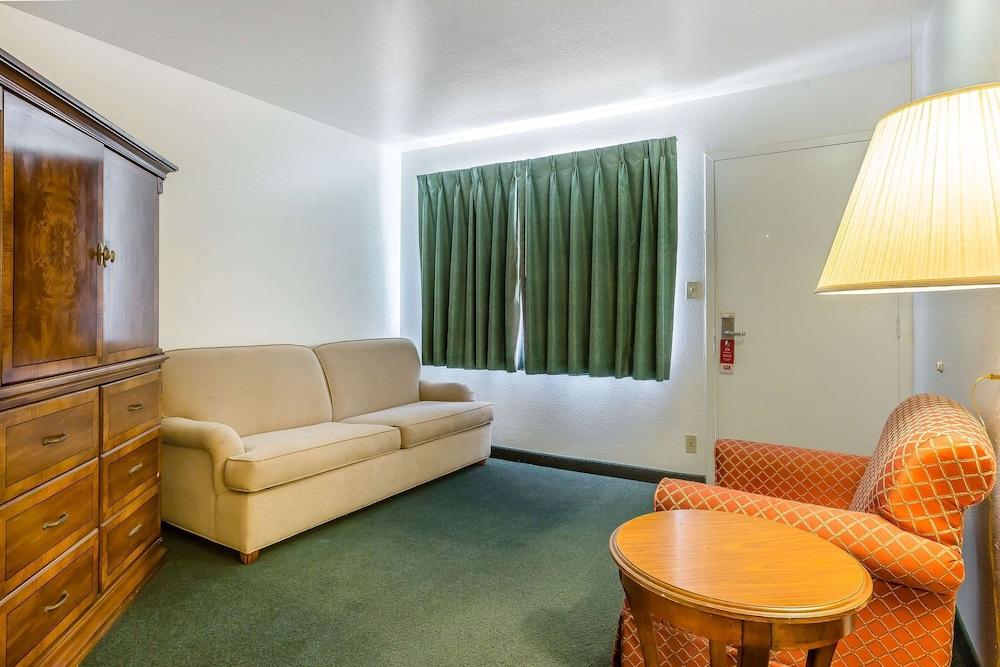 Economy Inn Buttonwillow Bakersfield I-5 photo 22