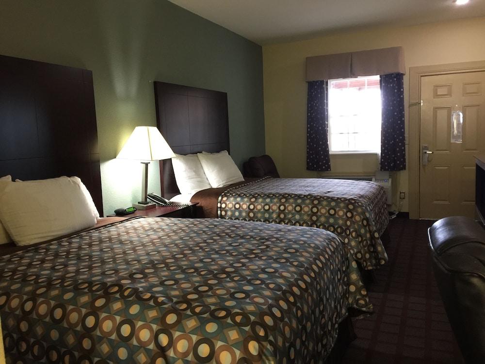 Pearsall Inn & Suites photo 34