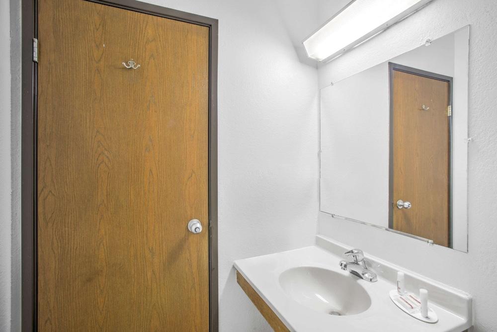 Super 8 by Wyndham Ticonderoga photo 24