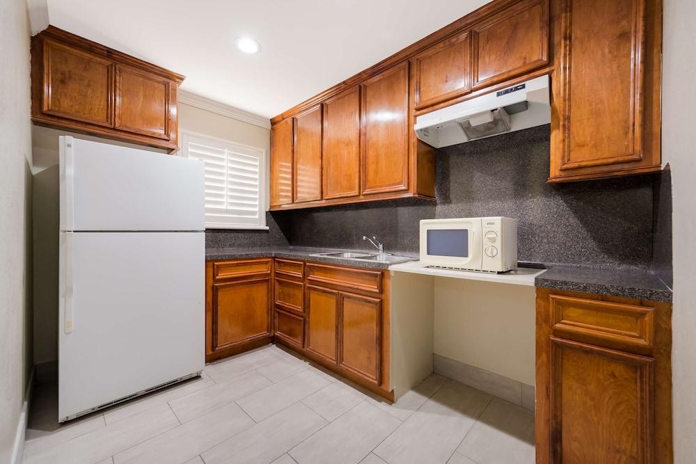 Americas Best Value Inn Houston Heights at I-45 photo 23