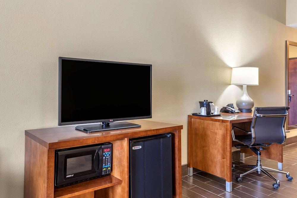 Comfort Suites Batesville photo 9
