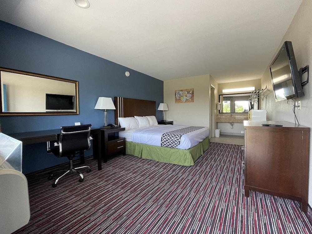 Econo Lodge Inn & Suites Enid South photo 9
