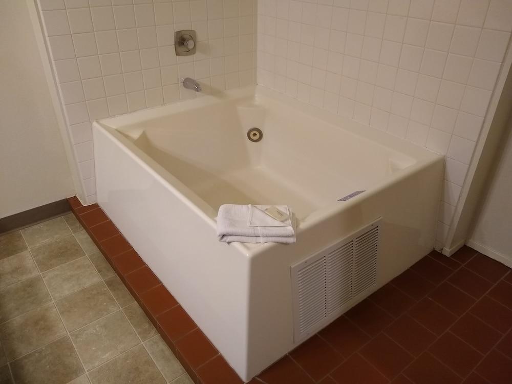 Wilderness Inn photo 34