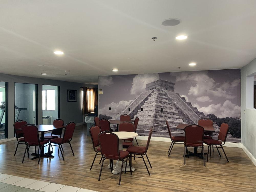 Hotel 7 Inn Anna photo 16