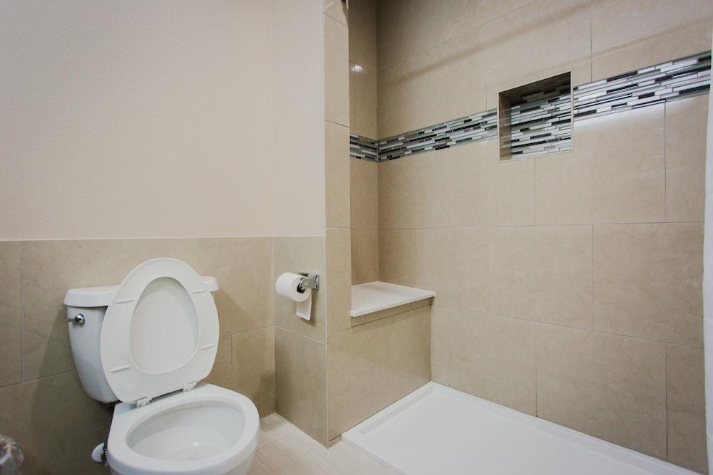Palace Inn and Suites - Willowbrook Mall photo 14