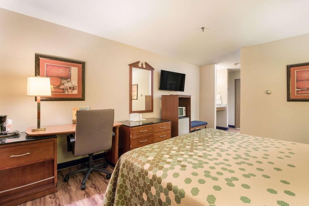 AmericInn by Wyndham Lake Mills photo 20
