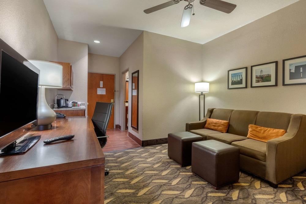 Comfort Suites Rolla photo 19