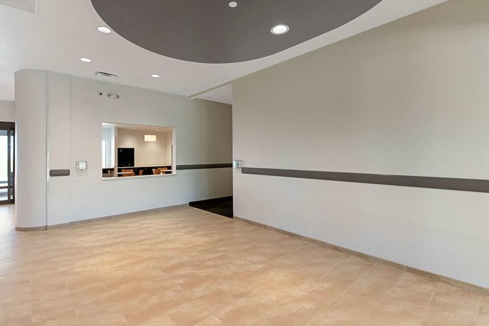 Studio 6 Austin, TX - Airport photo 34