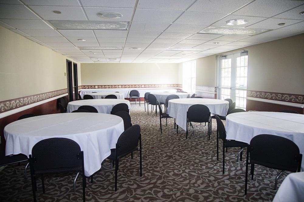 Grand Hinckley Inn photo 17