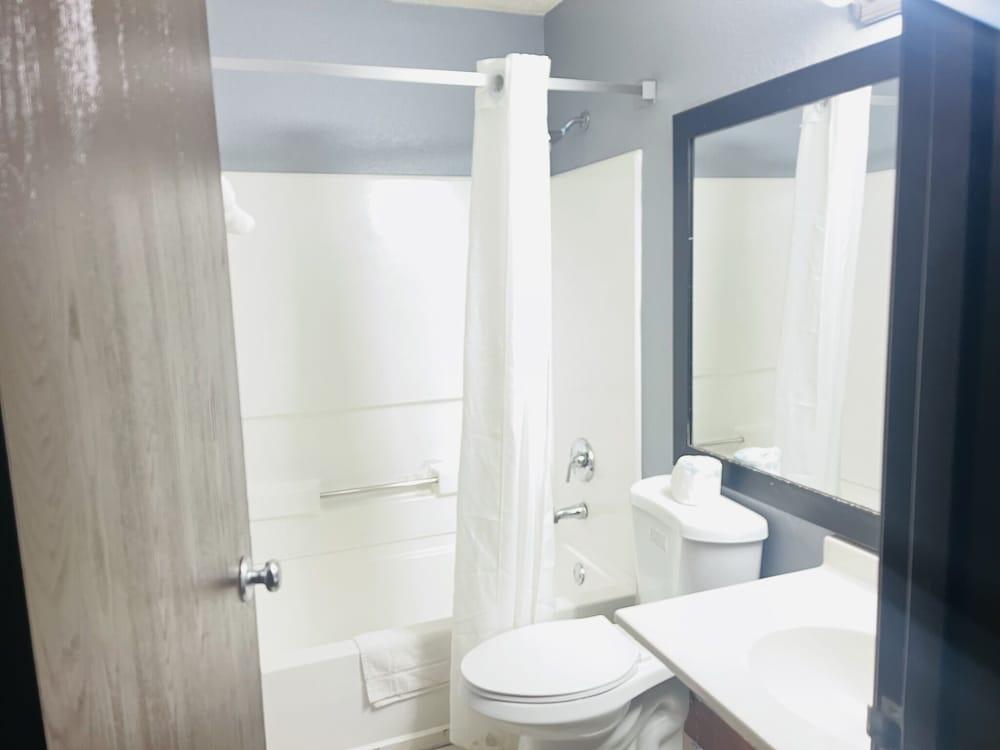 Rodeway Inn Whitehall photo 15