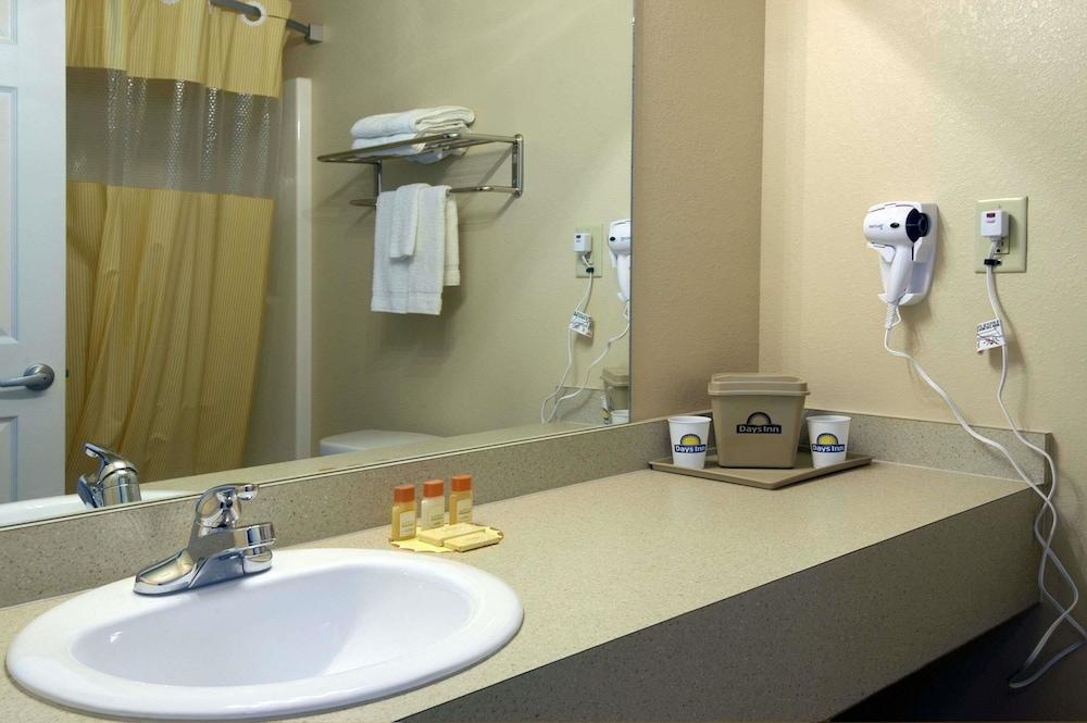 Days Inn by Wyndham Centre photo 5