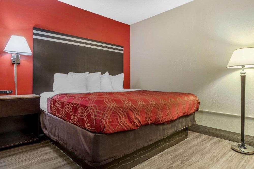 Econo Lodge Columbia Fort Jackson photo 14