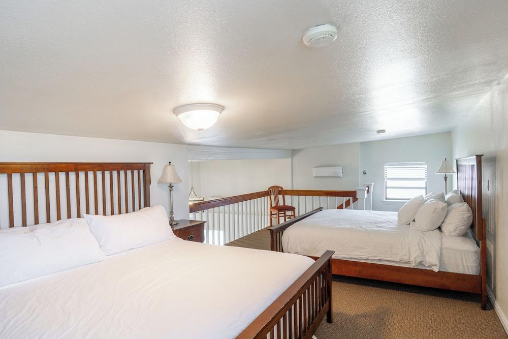 Road Creek Inn photo 10