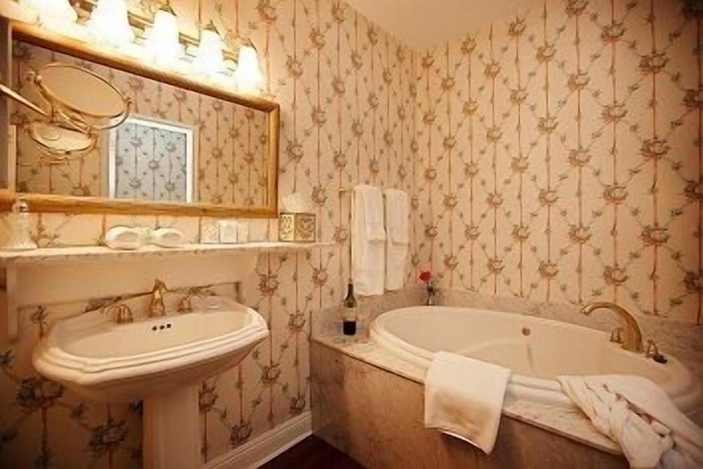 Monmouth Historic Inns and Gardens photo 15