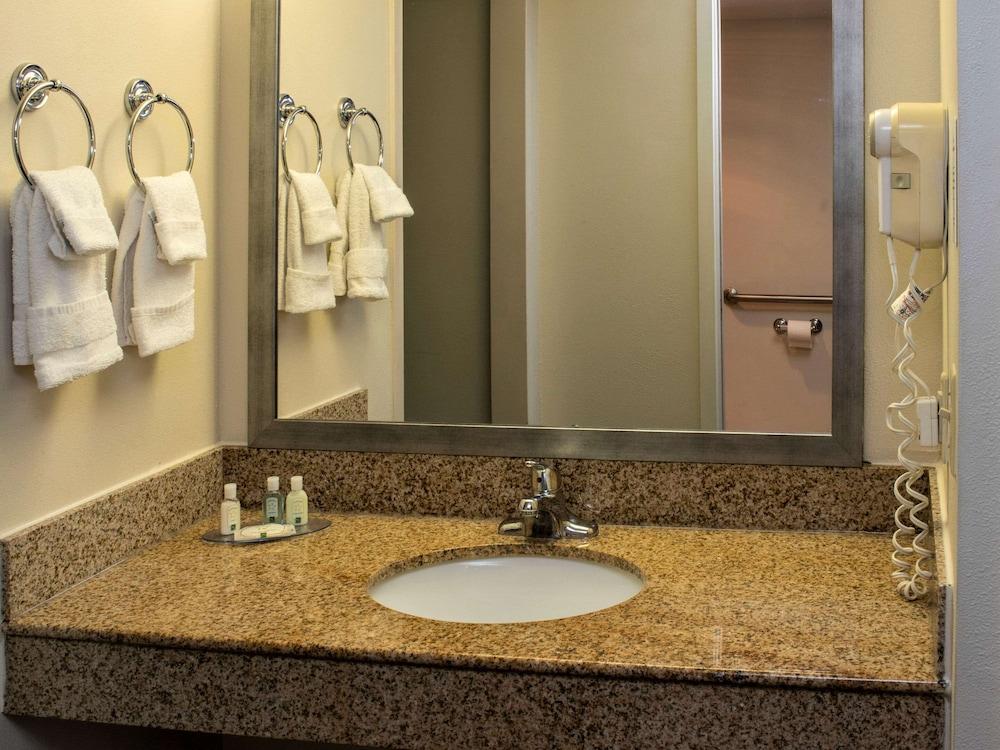 Quality Suites Lake Wright - Norfolk Airport photo 29
