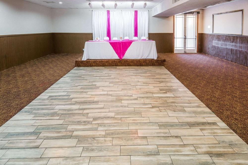 Columbus Grand Hotel & Banquet Center photo 35