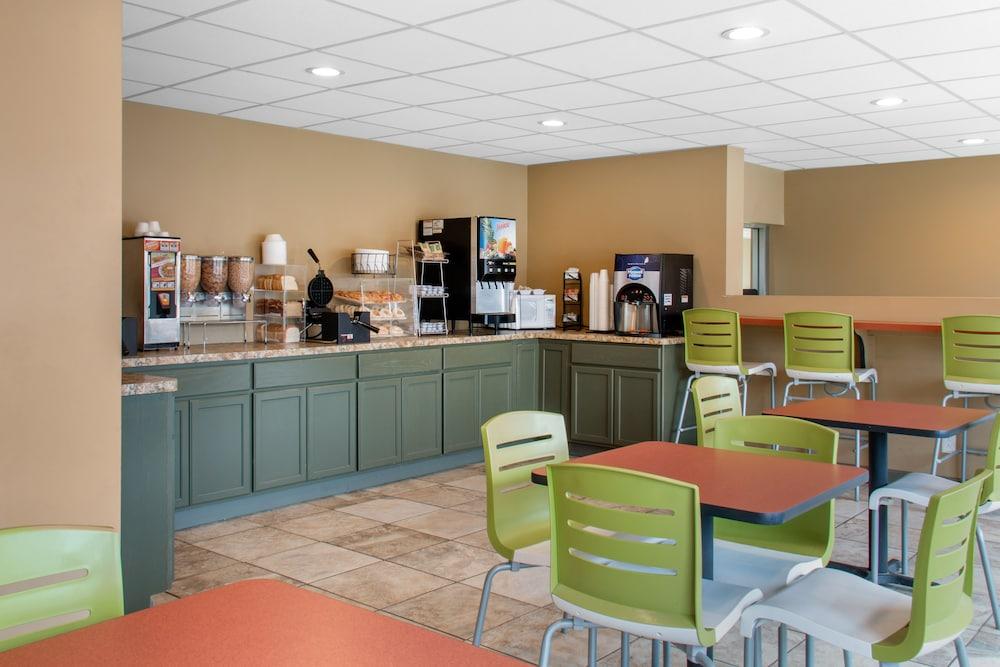 Econo Lodge Inn And Suites photo 24