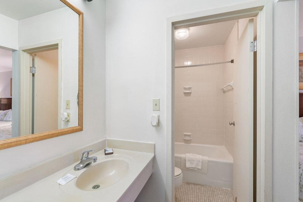 Williamsburg Suites photo 15