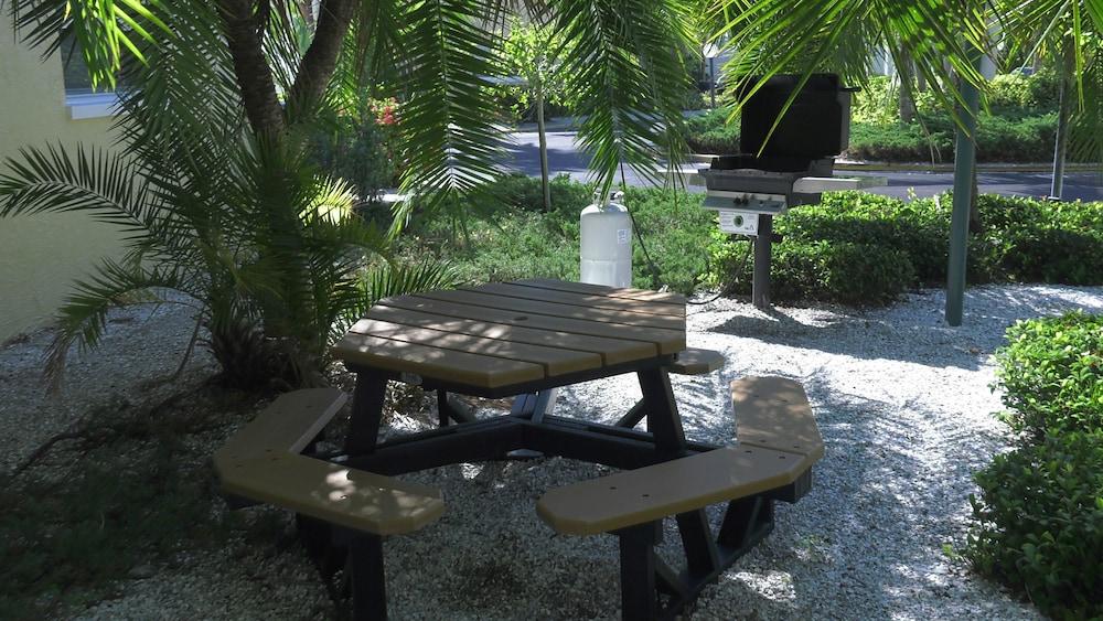 Barefoot Beach Resort photo 4