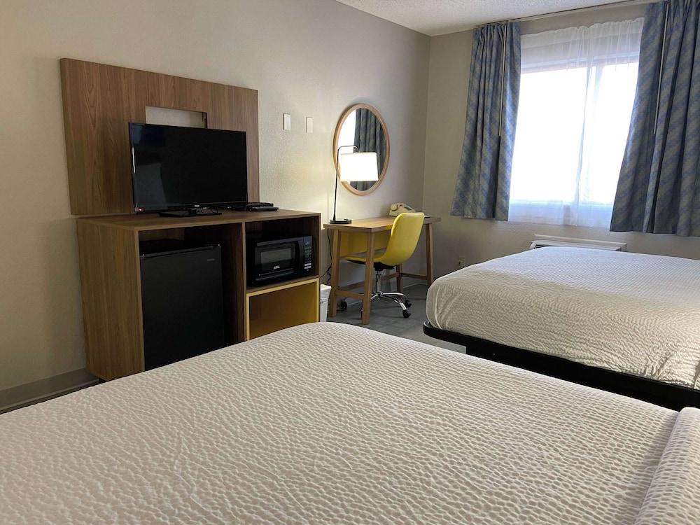 Days Inn by Wyndham Rawlins photo 18